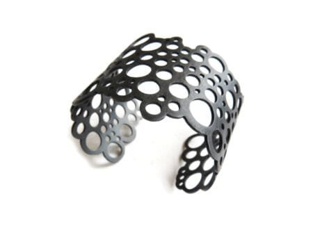 Brazalete Ancho de Plata Oxidada con Círculos