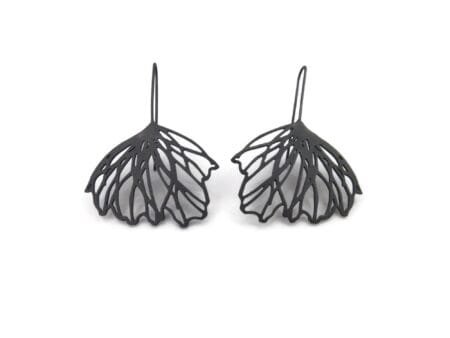 Pendientes Largos de Plata Oxidada con Motivo Floral