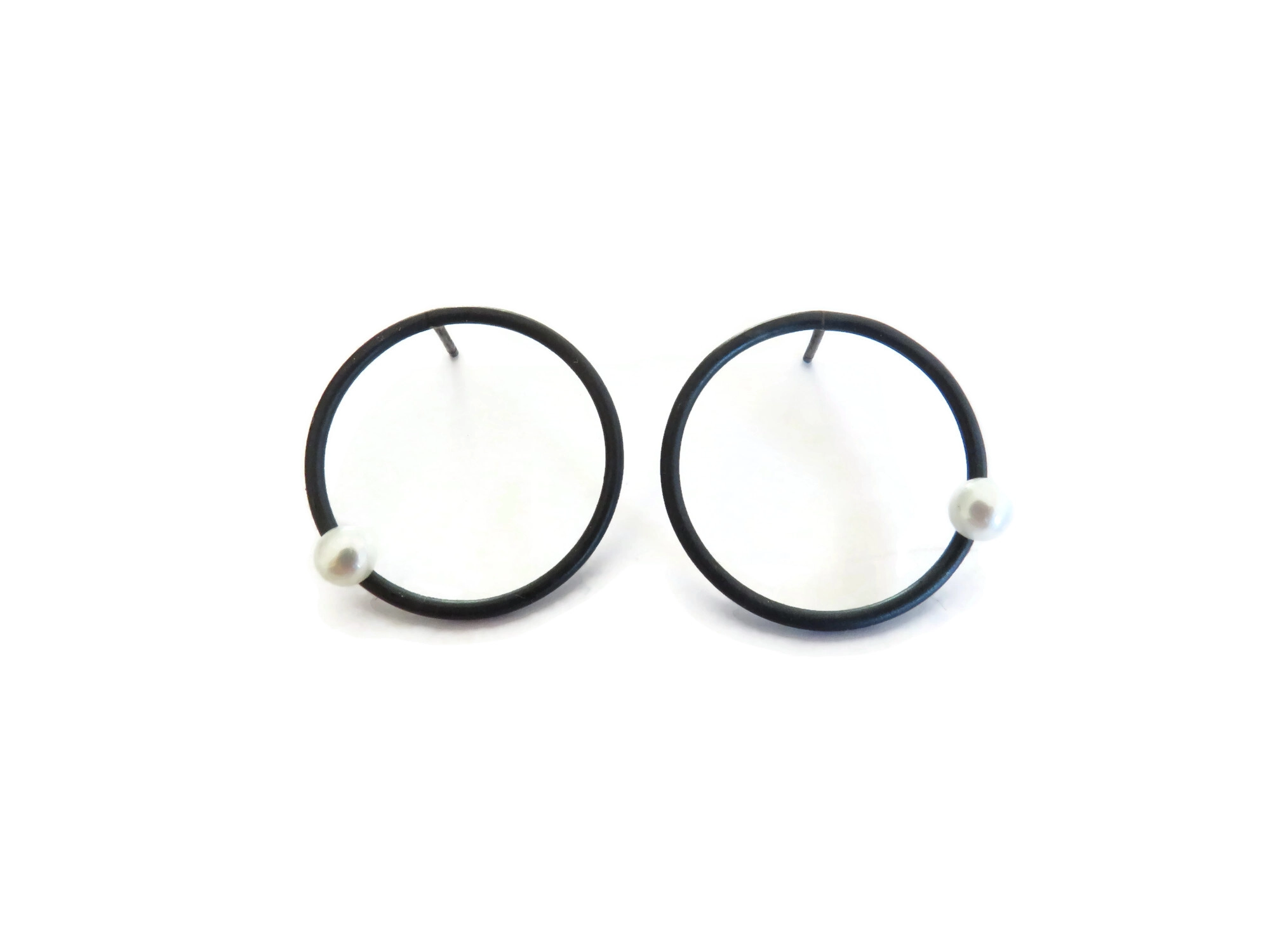 Oxidized Silver Circle Earrings with Freshwater Pearl