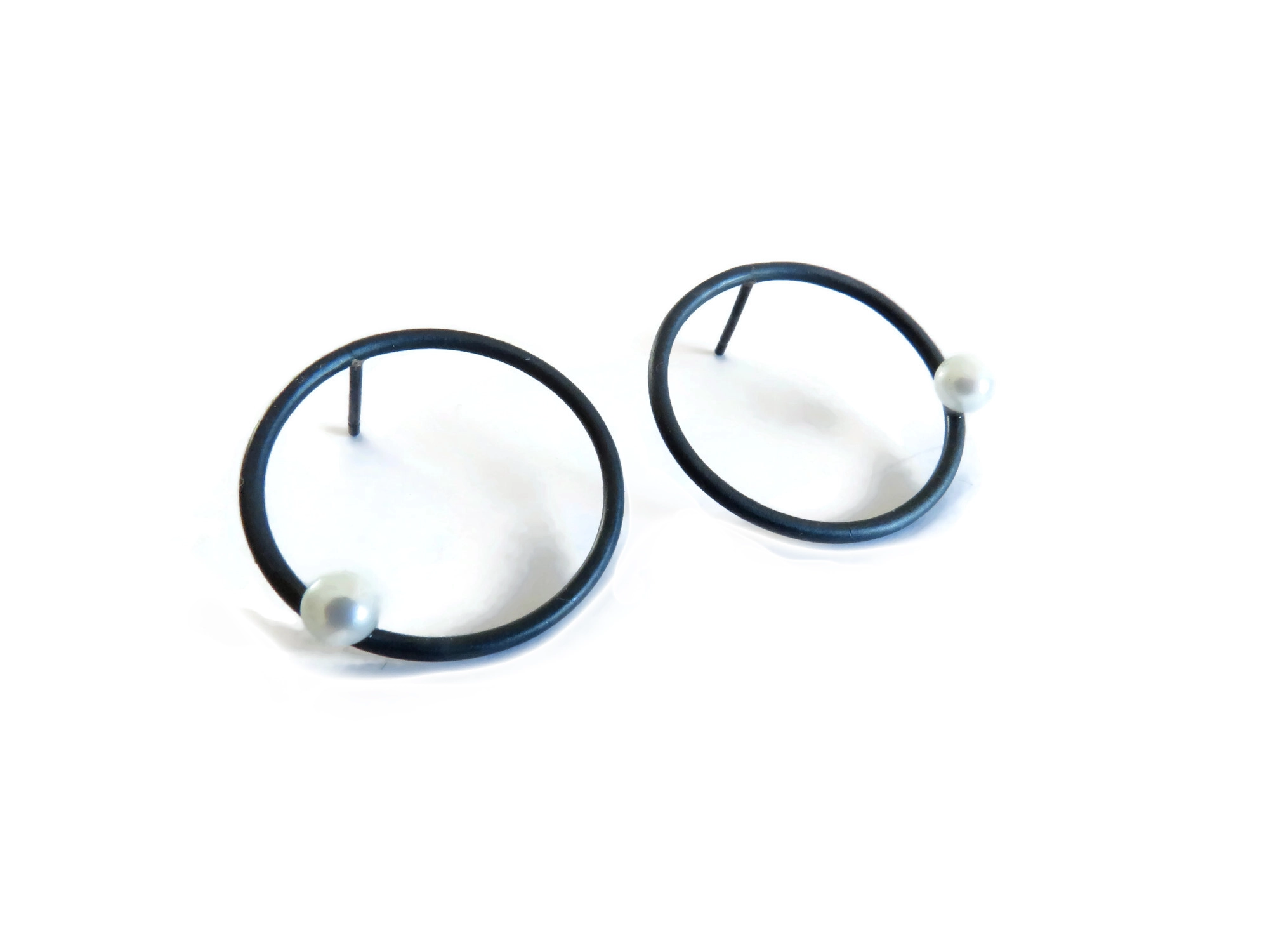 Oxidized Silver Circle Earrings with Freshwater Pearl