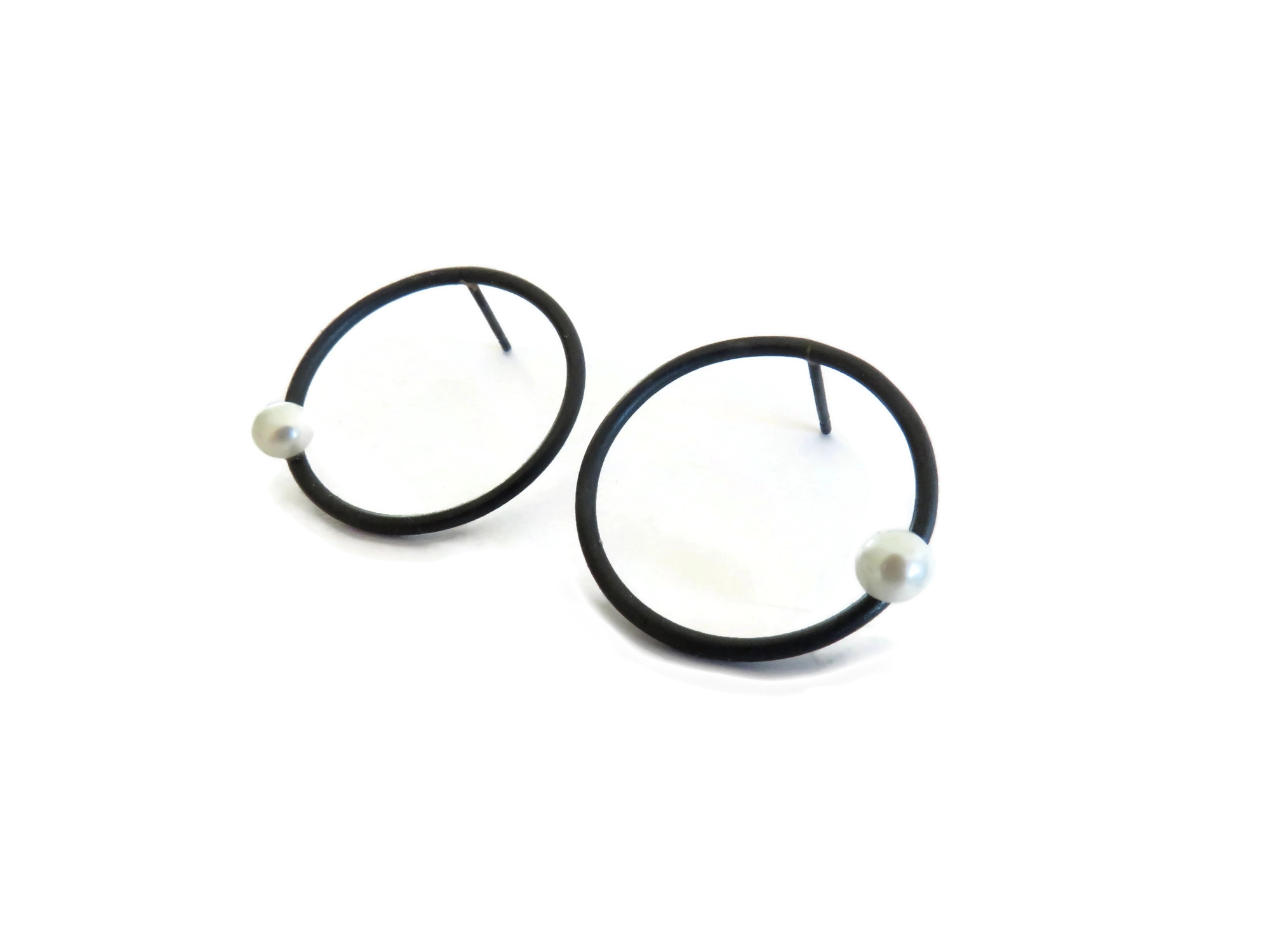 Oxidized Silver Circle Earrings with Freshwater Pearl