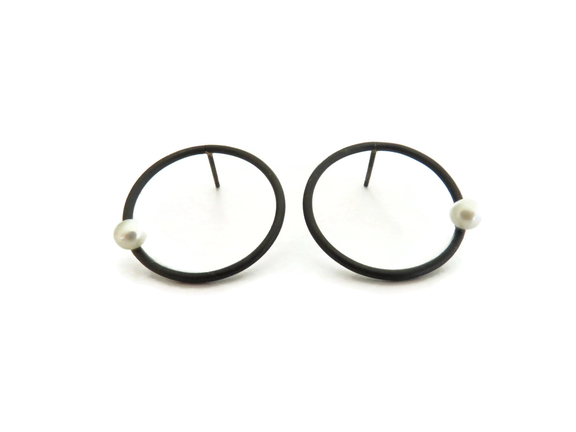 Oxidized Silver Circle Earrings with Freshwater Pearl