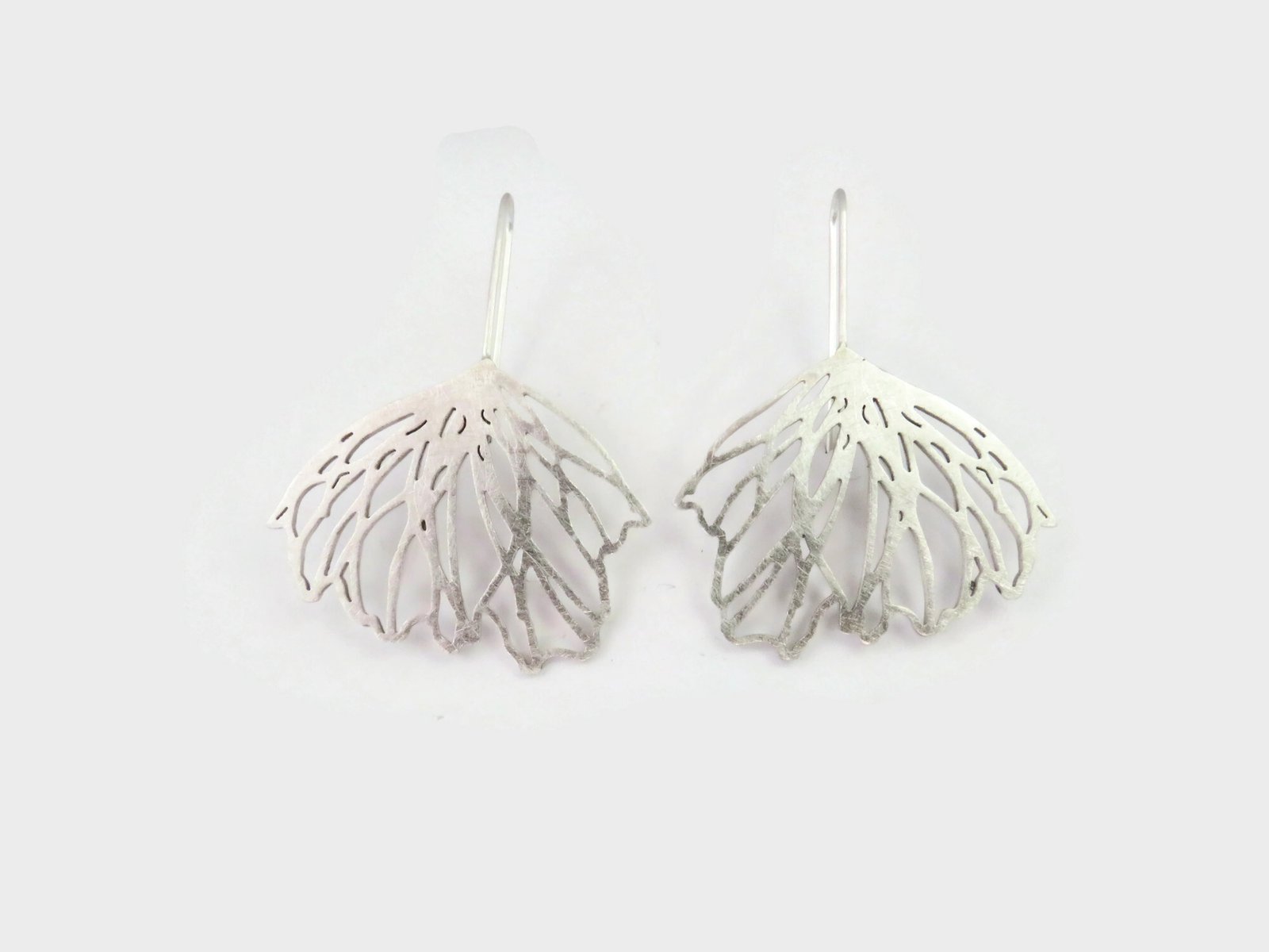 Pendientes Largos de Plata con Motivo Floral