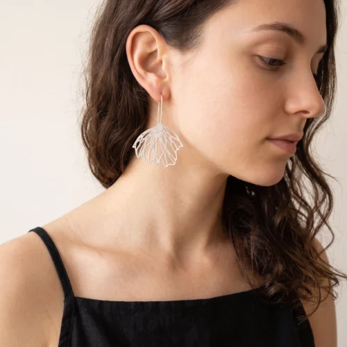 Pendientes Largos de Plata con Motivo Floral