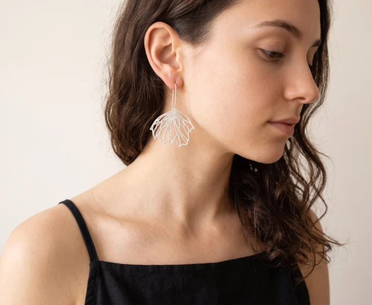Pendientes Largos de Plata con Motivo Floral
